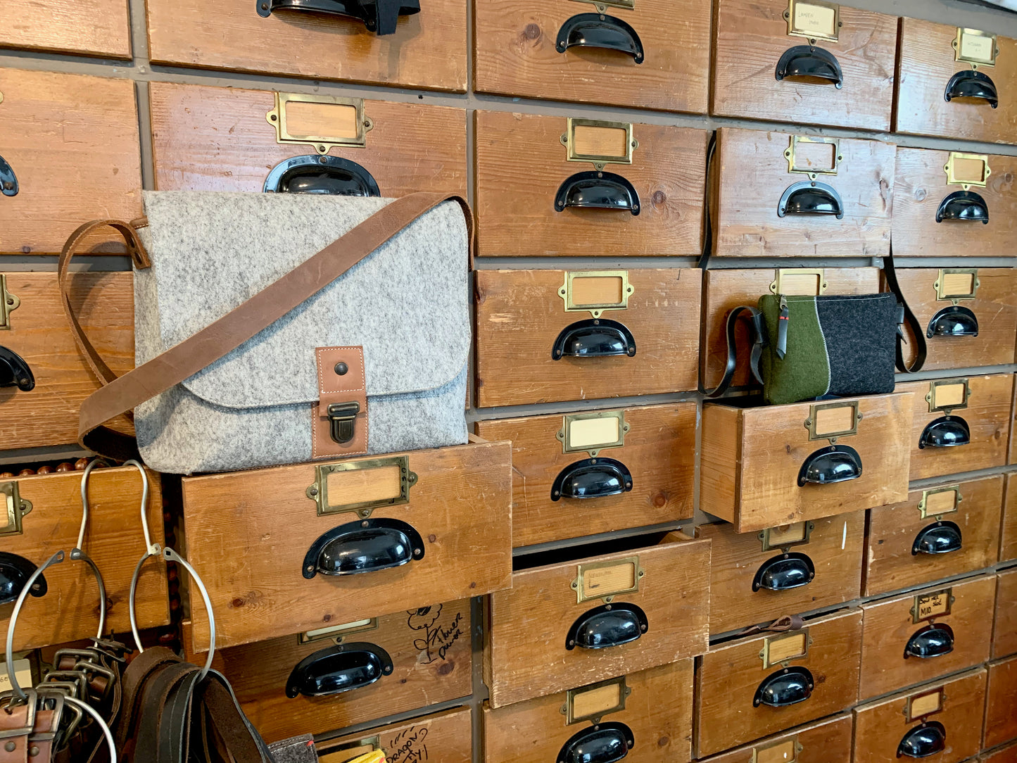 Felt messenger bag in gray felt and cognac leather, special price