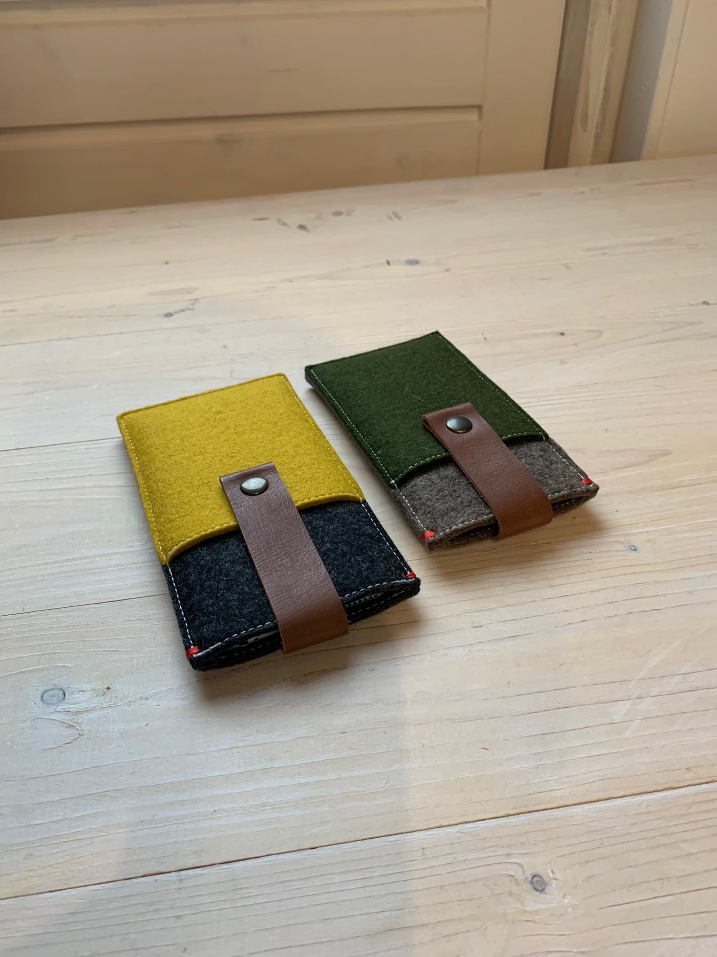 Sale of felt phone cases with extra compartment in contrast color