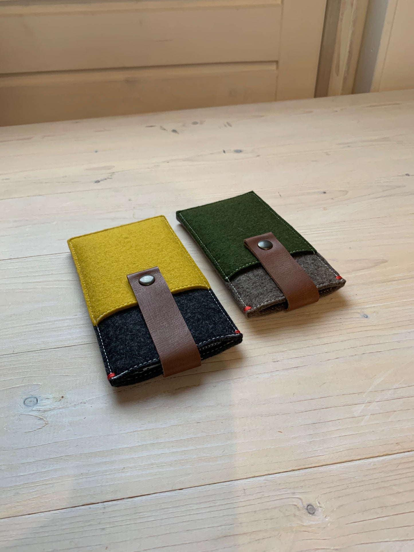 Uitverkoop van vilten telefoonhoesjes met extra vakje in contrastkleur