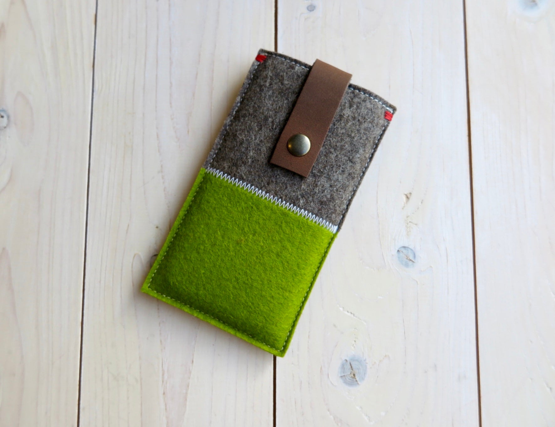 CONTRAST Groen zandbruin. Wolvilt telefoonhoes met leren sluiting. - Westerman Bags vilten tassen en hoezen. Dutch Design.