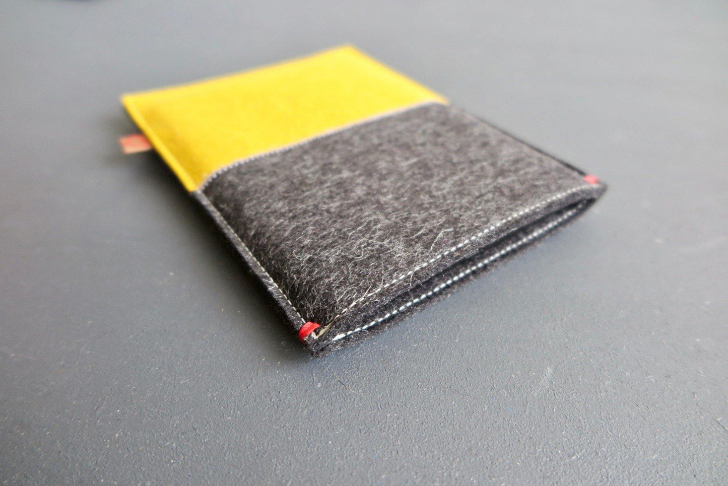 Vilten iPad hoes van wolvilt in zwart en geel van Westerman Bags
