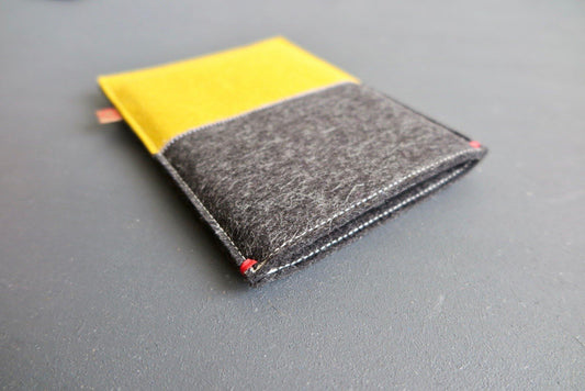 Vilten iPad hoes van wolvilt in zwart en geel van Westerman Bags