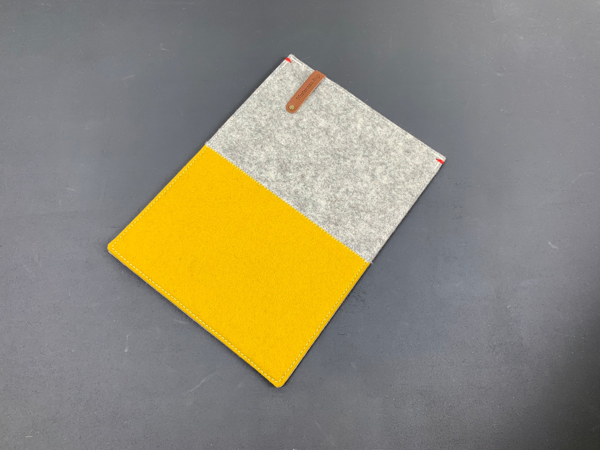 Macbook hoes wolvilt geel en grijs
