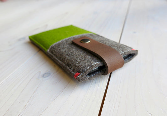 Vilten telefoonhoes zandbruin met frisgroen vlak en leren sluiting