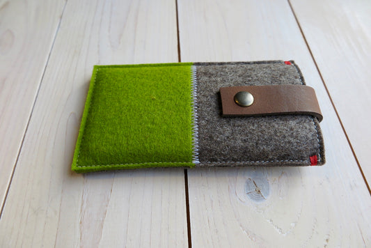 Handgemaakte iPhone hoes van wolvilt met donker leren sluiting